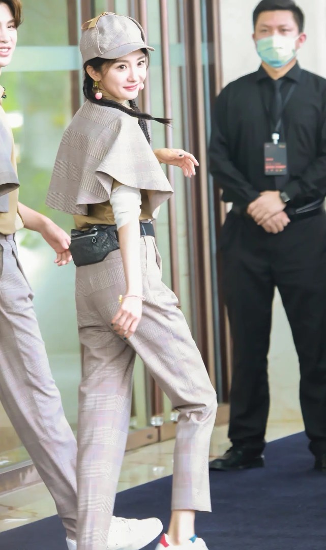 " escape closely 3 " honored guest list exposes to the sun piece: 6 people build up, yang Mi Zhang Xiaofei 2 flowers cooperate eventually