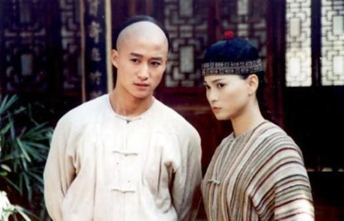 她嫌吴京贫穷而与他分手，嫁给富豪后却被抛弃，如今48岁生活凄惨