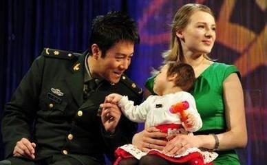 50岁蔡国庆妻子近照曝光，长这般模样，难怪一直不公开