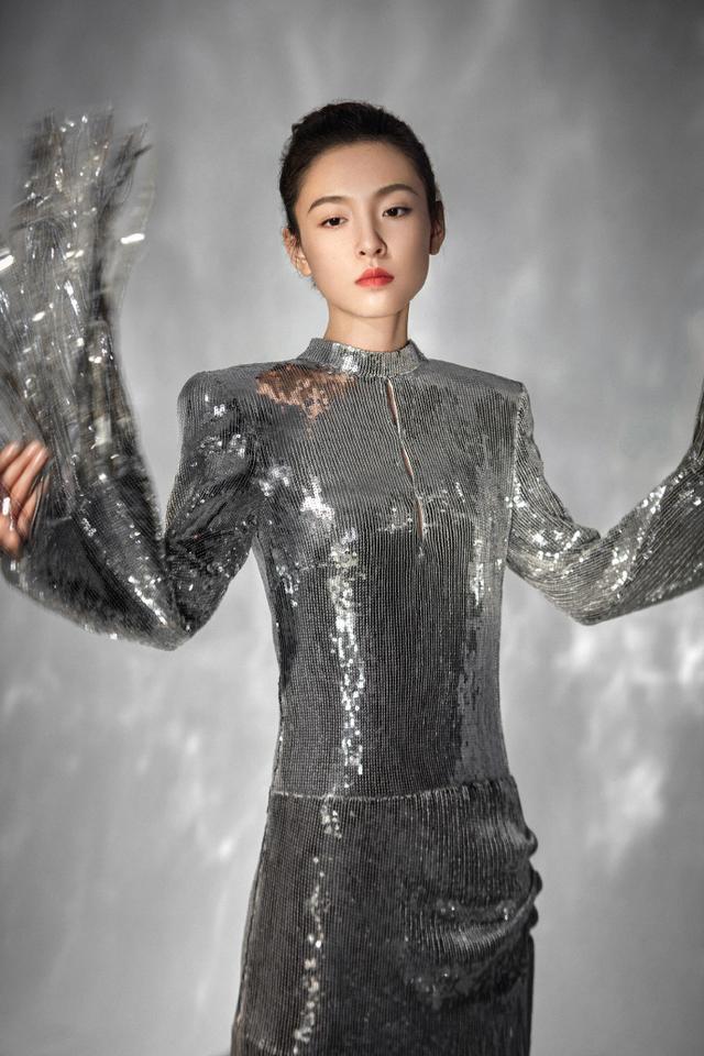 “?；ā眳琴怀鯌俑胁辉伲┝魈K亮片裙清冷高級，氣質(zhì)改變不少
