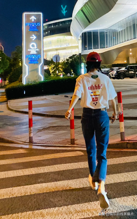 辛芷蕾的“下班照”火了，腿比电线杆还直，杨
