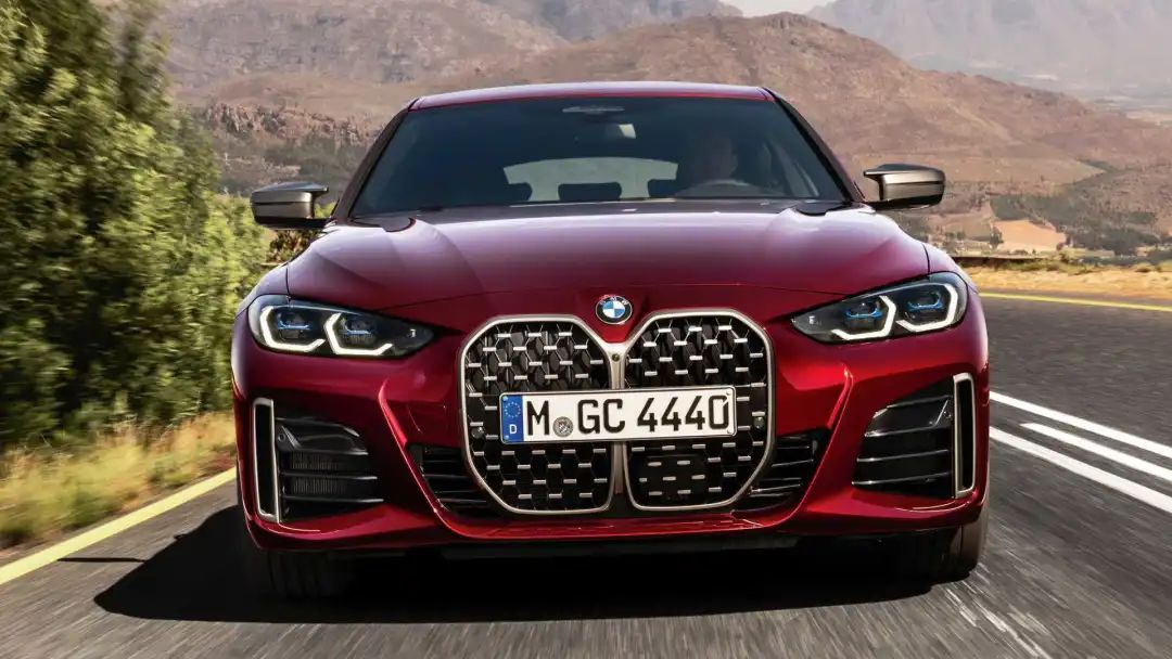 这款宝马轿车使用无框车门、空间不输3系，比跑车更拉风