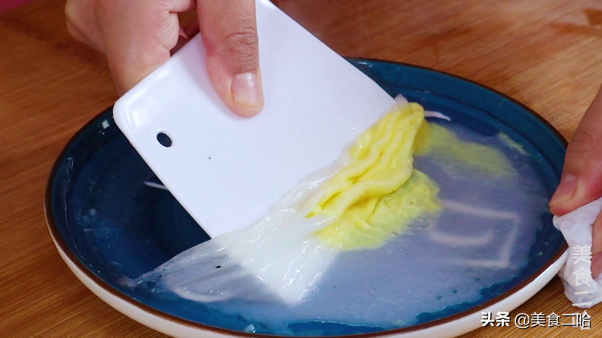 愛吃腸粉不用買，家裡有盤子就能做出來，腸粉透亮筋道，不會斷裂