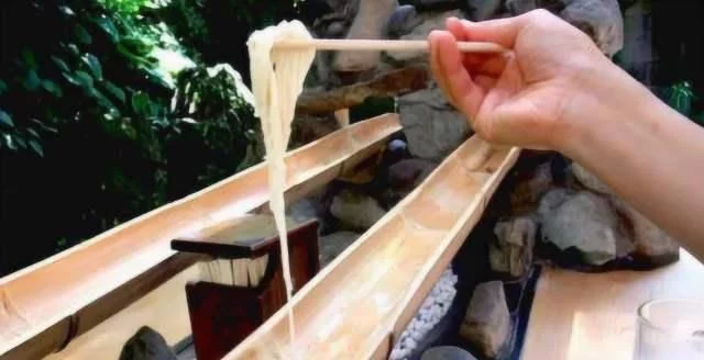 日本特色“流水素面”，吃法太奇葩，游客吃完纷纷吐槽：有点恶心