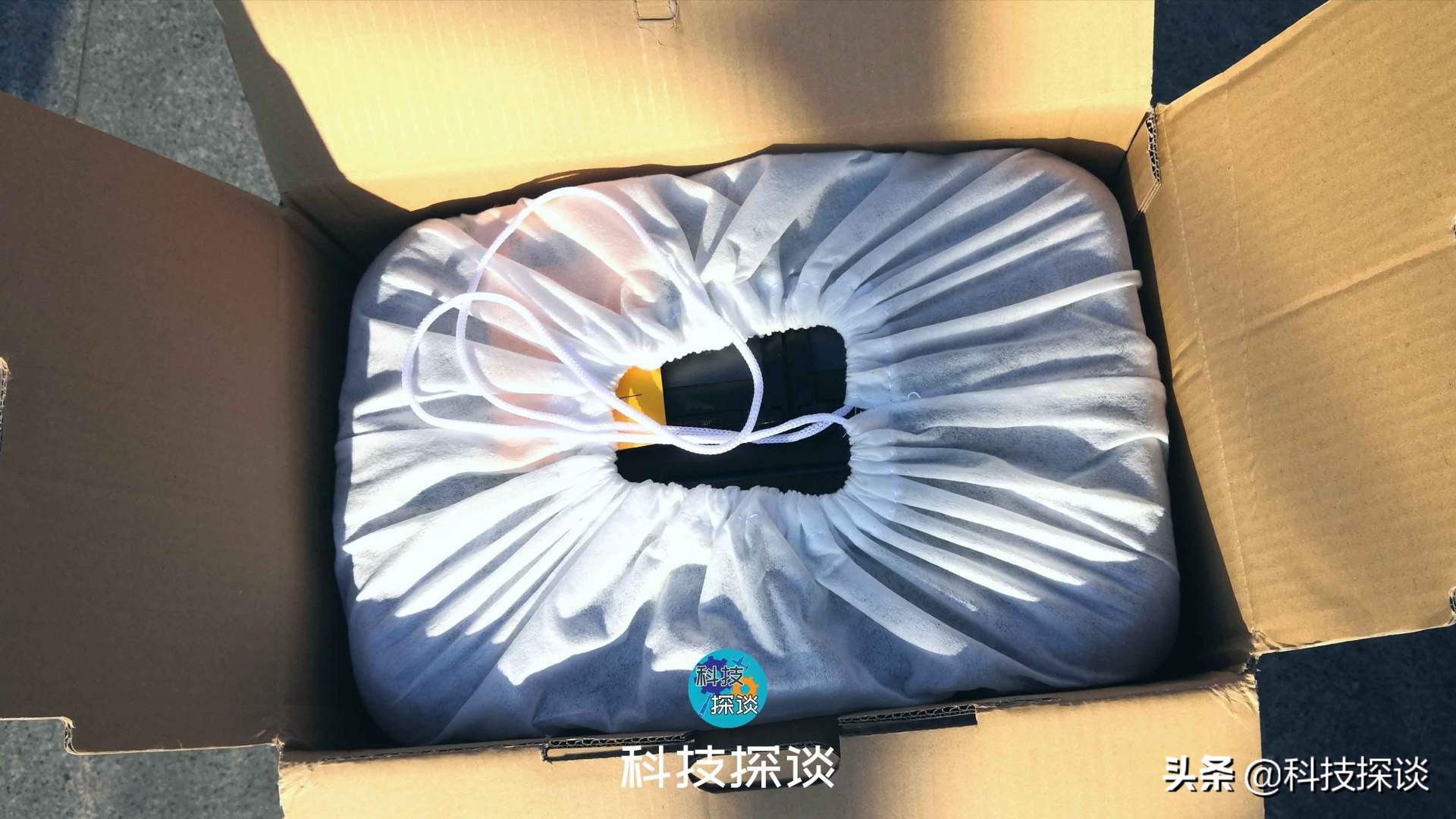 国货把背包的便捷性带进行李箱，让笔记本轻松放置，手机快捷充电