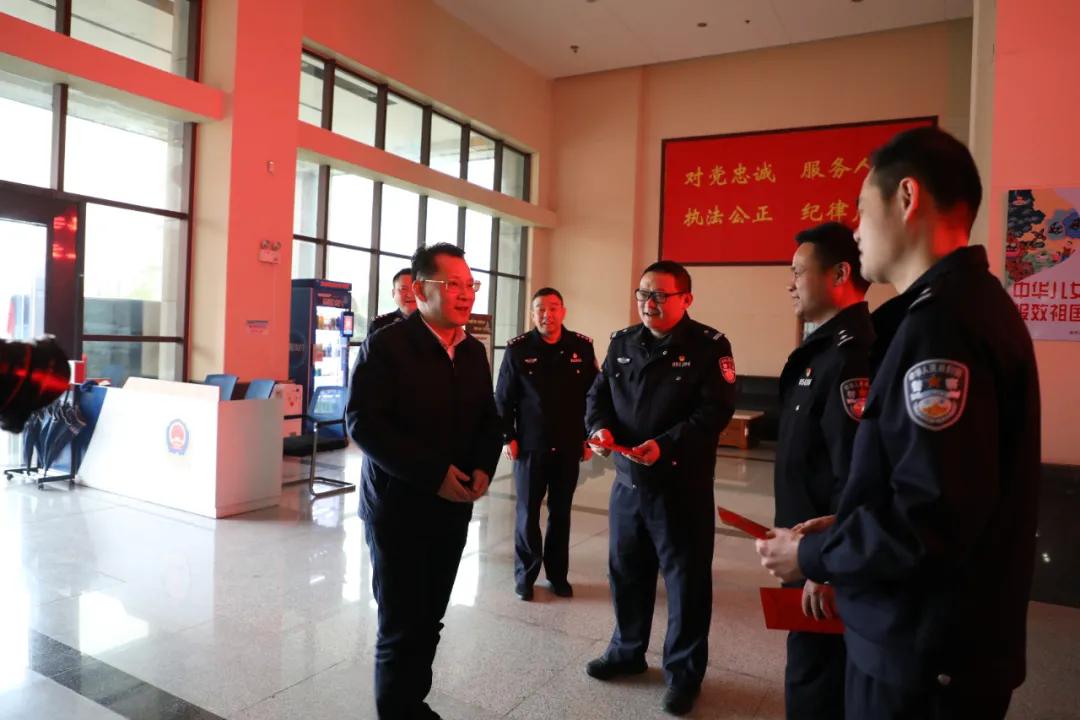 春节前夕，李建华同志带队来湘潭高新公安分局慰问全体民警