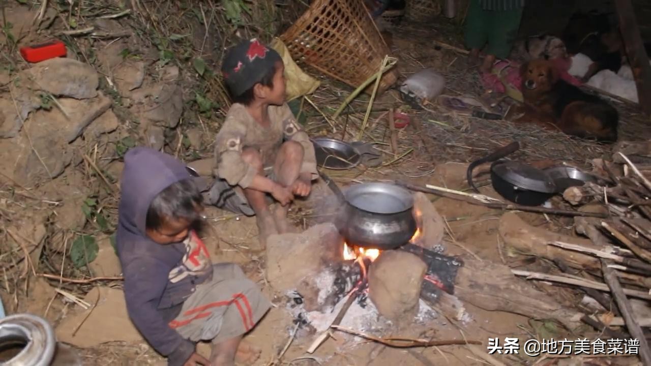 中国小伙给尼泊尔山区三姐弟送牛肉，看到她们的生活状况，真心酸