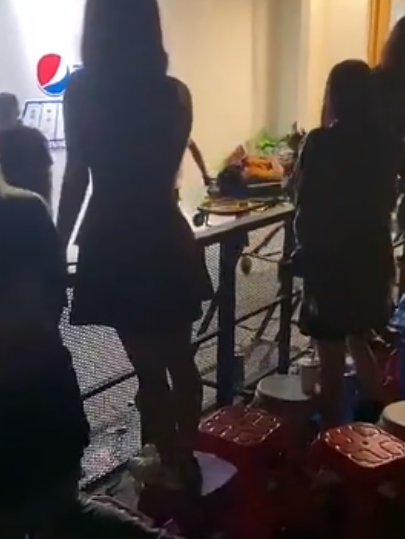 胡宇桐|《明日之子》选手胡宇桐被担架抬进救护车 曾捂着心脏痛哭站都站不稳