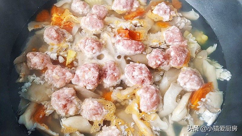 图片[3]-蘑菇别炒着吃了 用西红柿和丸子一起做汤 营养开胃又暖和-起舞食谱网