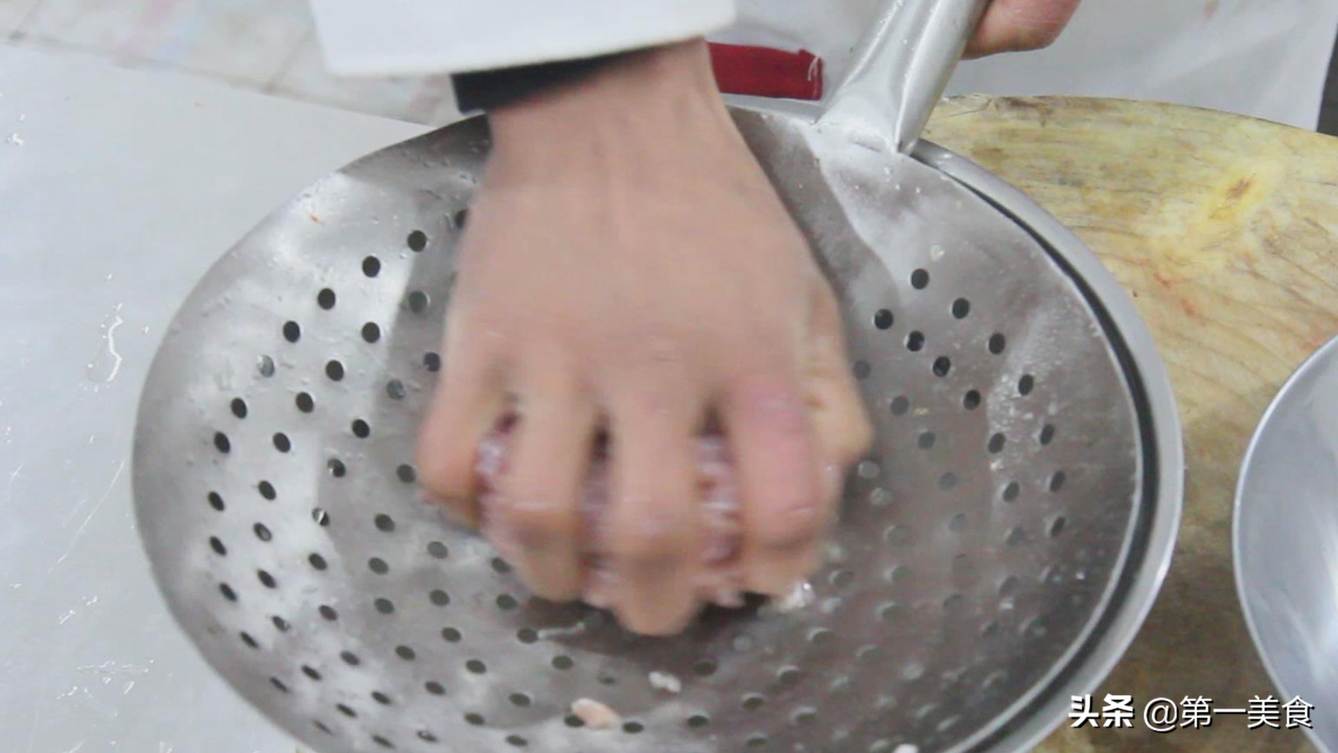 图片[3]-青椒肉丝做法 肉丝滑嫩 青椒清脆 味道绝美-起舞食谱网
