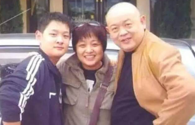 傅彪去世已有16年，承诺要帮他养儿子的葛优，做到了吗？