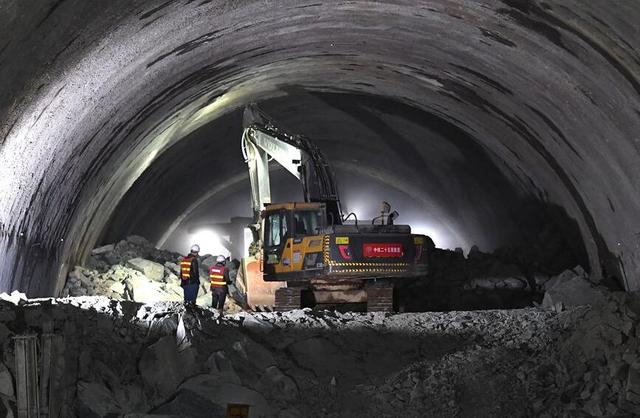 湖南建一座四连拱隧道，双向十车道，属国内首创，就在长沙境内