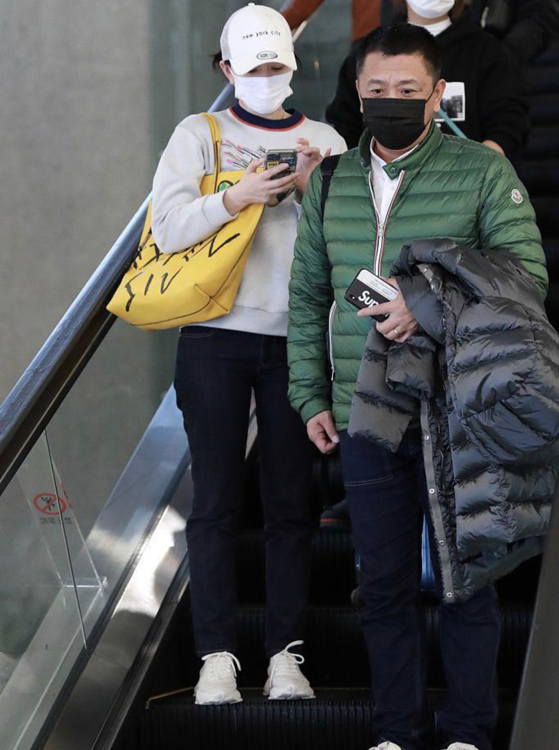 44岁李小冉携老公现身，男方斑秃明显皱纹多，夫