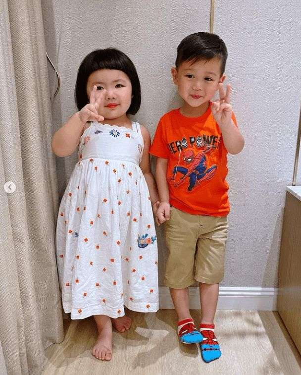 幸福感满满！胡杏儿疑似带二子回家团聚，老公开心晒亲子装