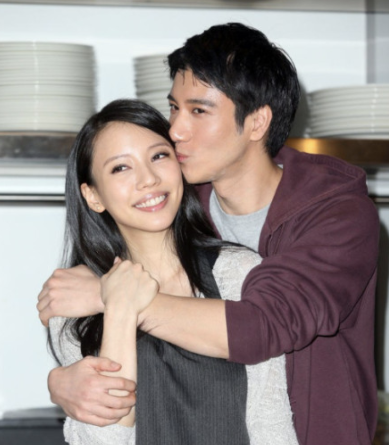 王力宏嬌妻帶娃看向日葵，李靚蕾和三個兒女穿同款，手牽手超有愛