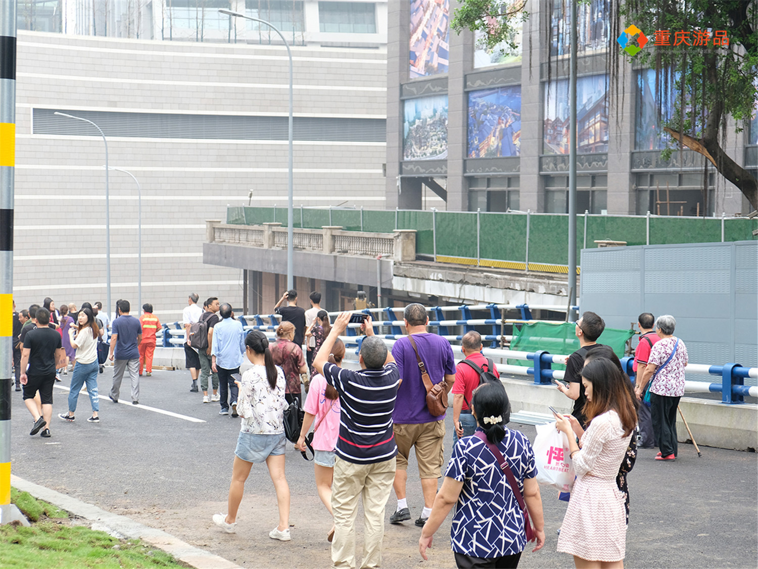 重庆来福士开业2年了，商场人来人往十分热闹，老百姓如何评价？