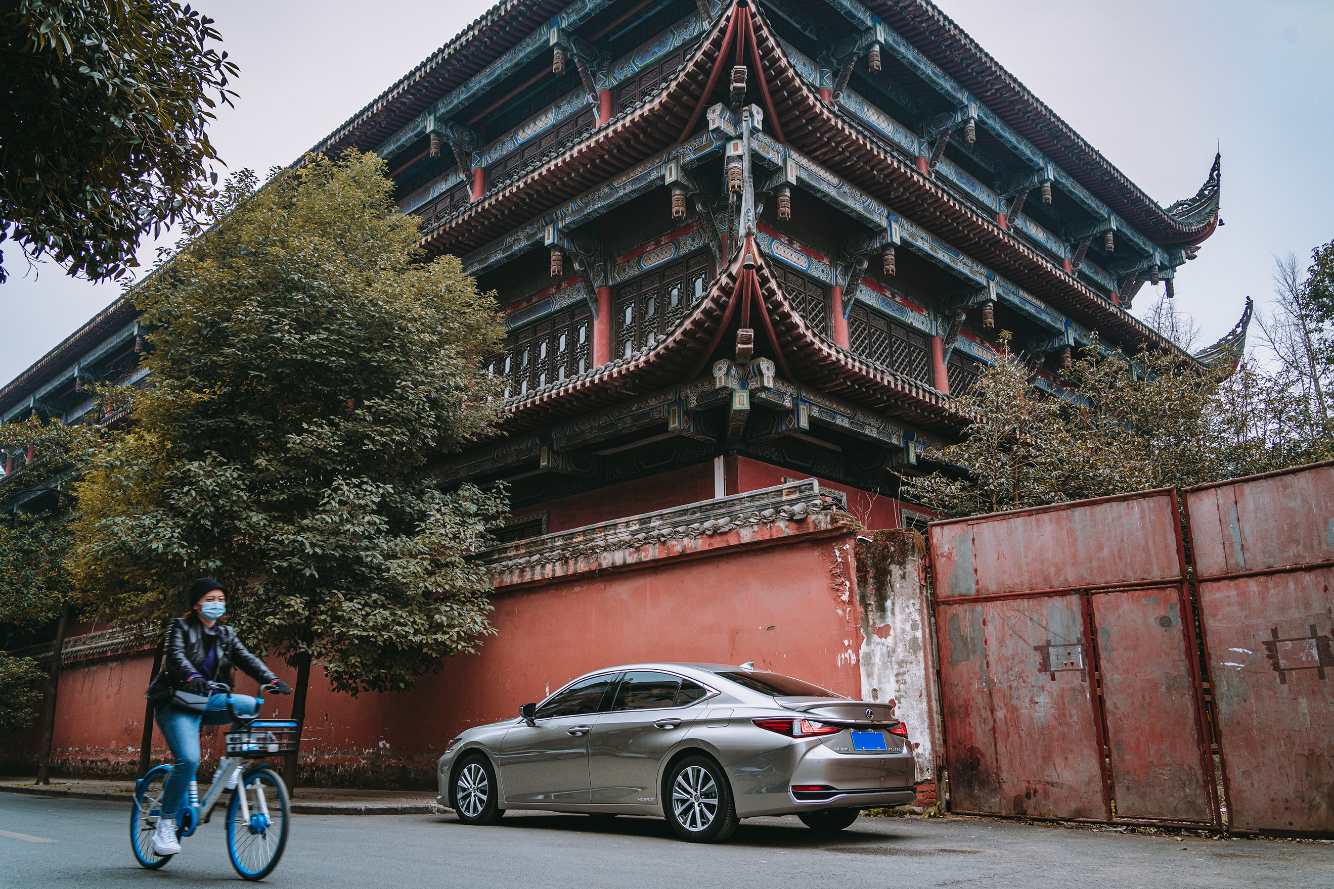 感受城市，需要一台安静并且舒适的雷克萨斯ES