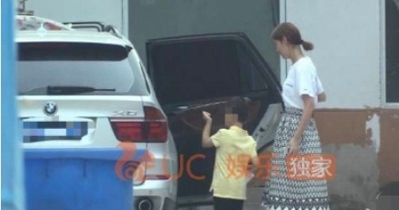 王宝强10岁儿子变化大，曝近照身高瞩目，白到晃