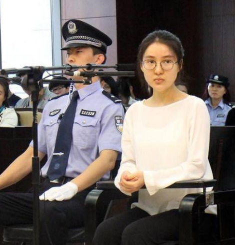 “炫富鼻祖”郭美美浪荡史，和她背后的富豪干爹们