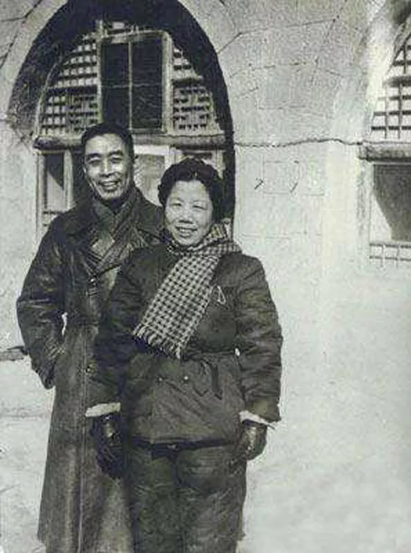 “望你珍摄,吻你万千!”周恩来一生写给邓颖超74封情书,没有一句“我爱你”却经典传世