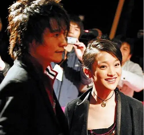 周迅离婚引热议，27年恋爱史不输情敌王菲，天后