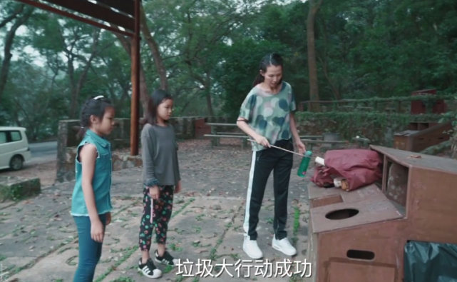 蔡少芬一家五口踏青烧烤，夫妻恩爱互喂，半岁