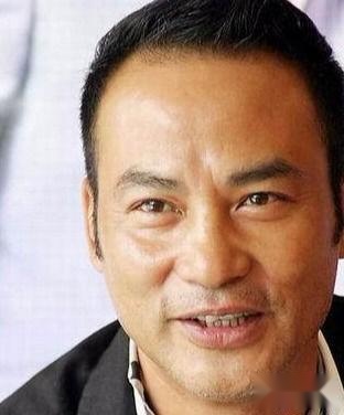 向华强能逼成龙下跪，打脸曾志伟，却不敢惹怒