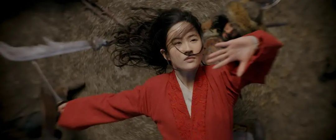 《花木兰》评分暴跌，刘亦菲演技被嘲，网友看盗版都觉得浪费时间