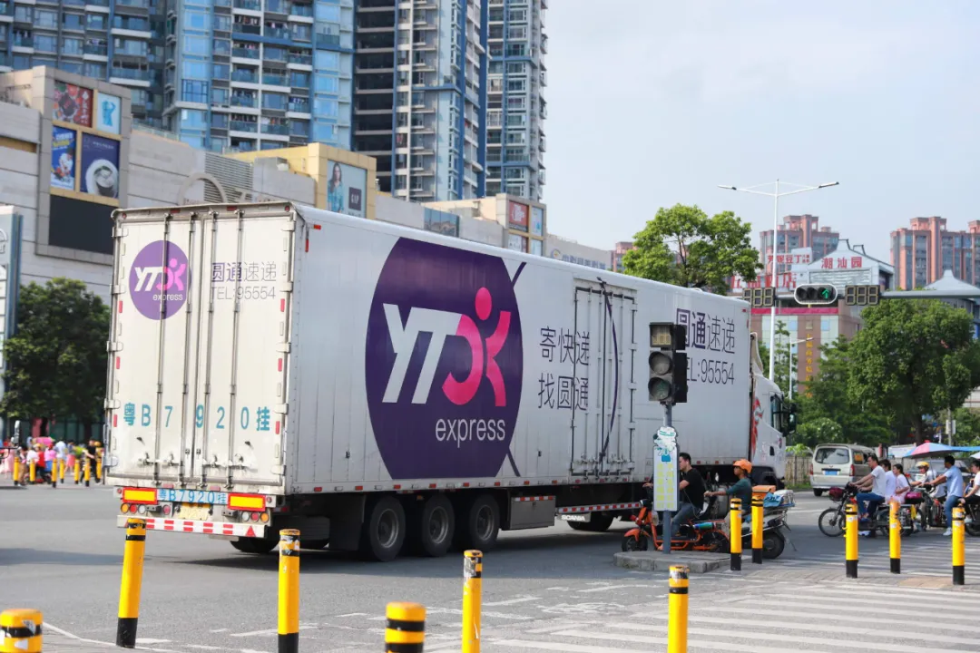 阿里物流AB面：A面指向顺丰，B面印着京东