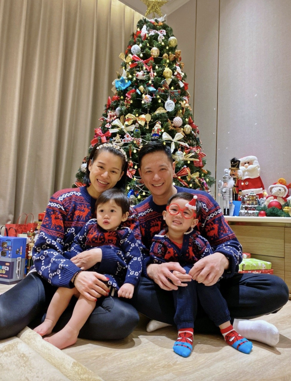 胡杏兒老公曬全家福，分開4個多月後團聚，一家人穿親子裝超溫馨