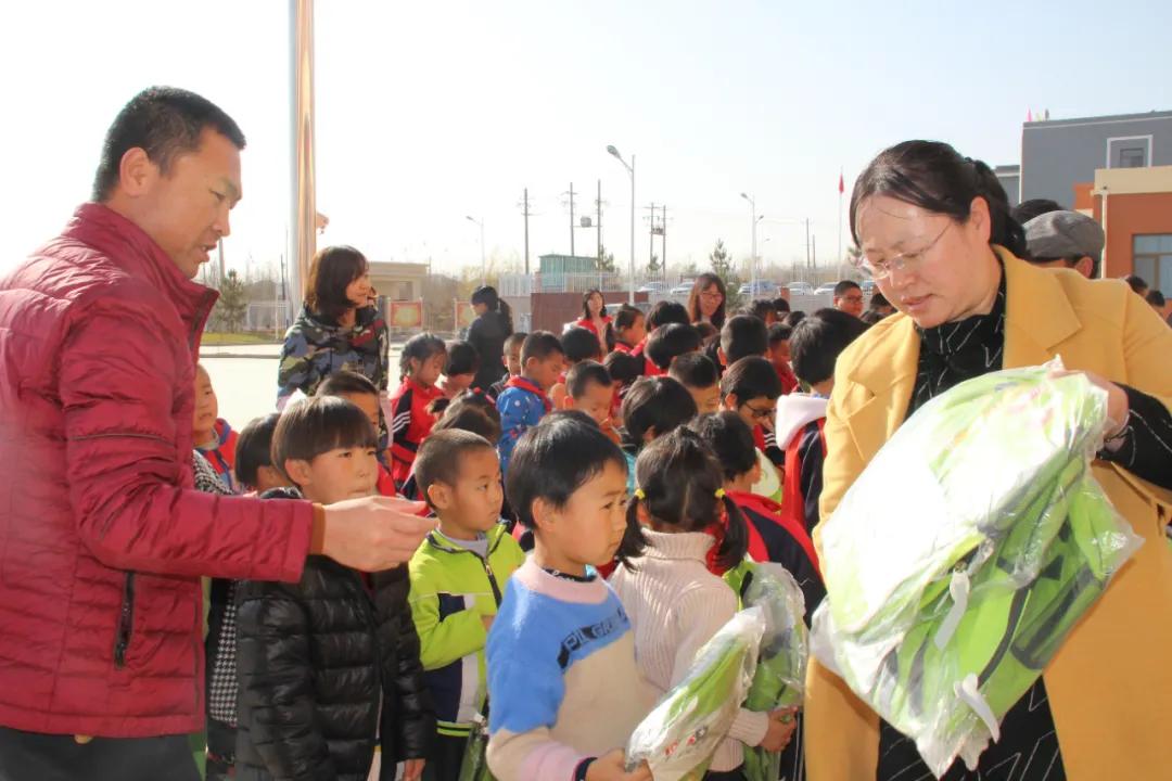 情暖贫困儿童 助力脱贫攻坚—白银市妇联举行“爱心书包”发放活动