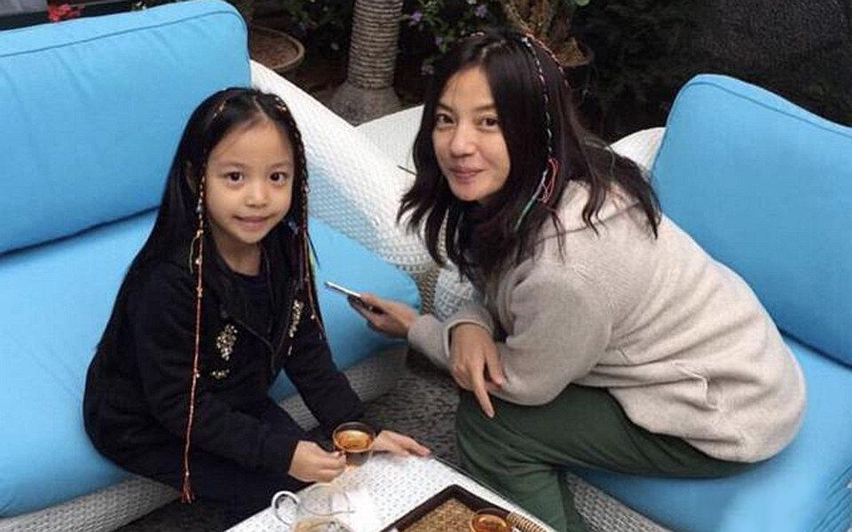 趙薇女兒人美心善，連續6年生日做慈善，捐款已高達上百萬