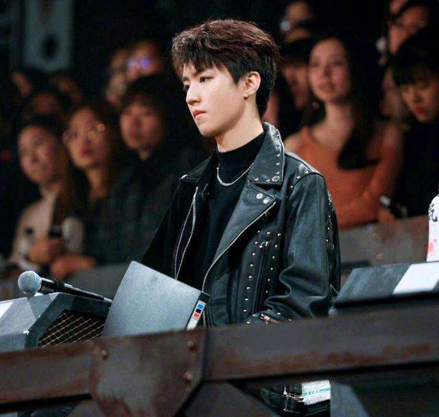 王俊凯节目现场发火，质疑评审团评审标准，粉