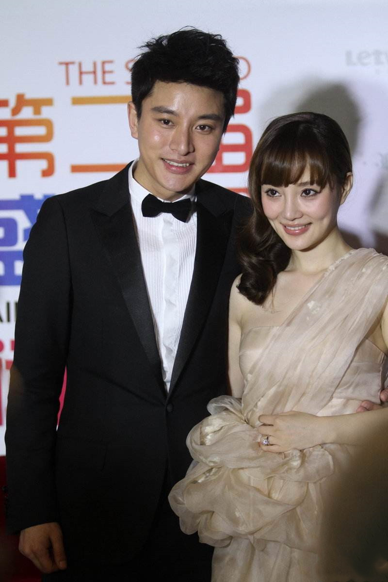 贾乃亮目睹别人求婚，情绪失控掩面而泣，疑想