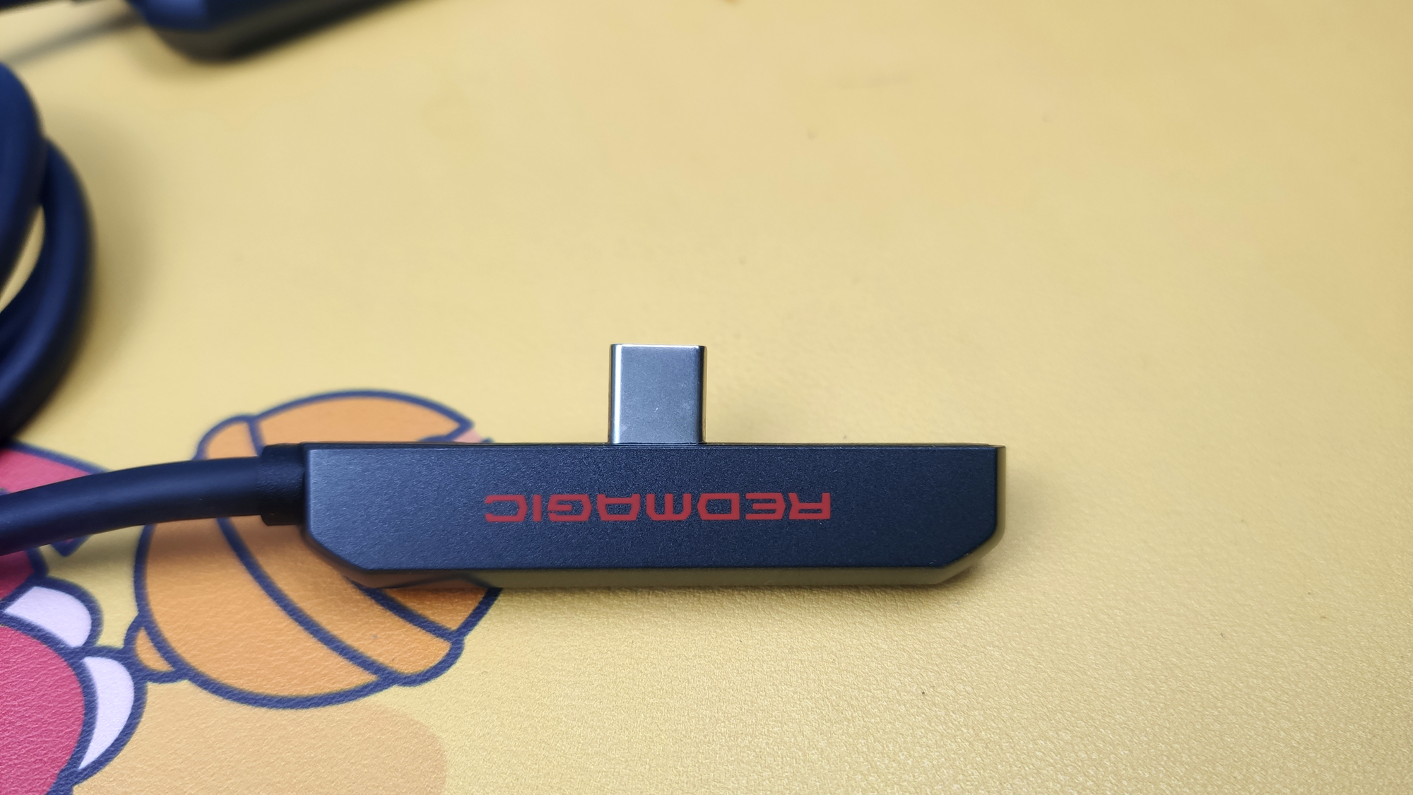 充电、投屏、听声三不误，红魔手游拓展坞