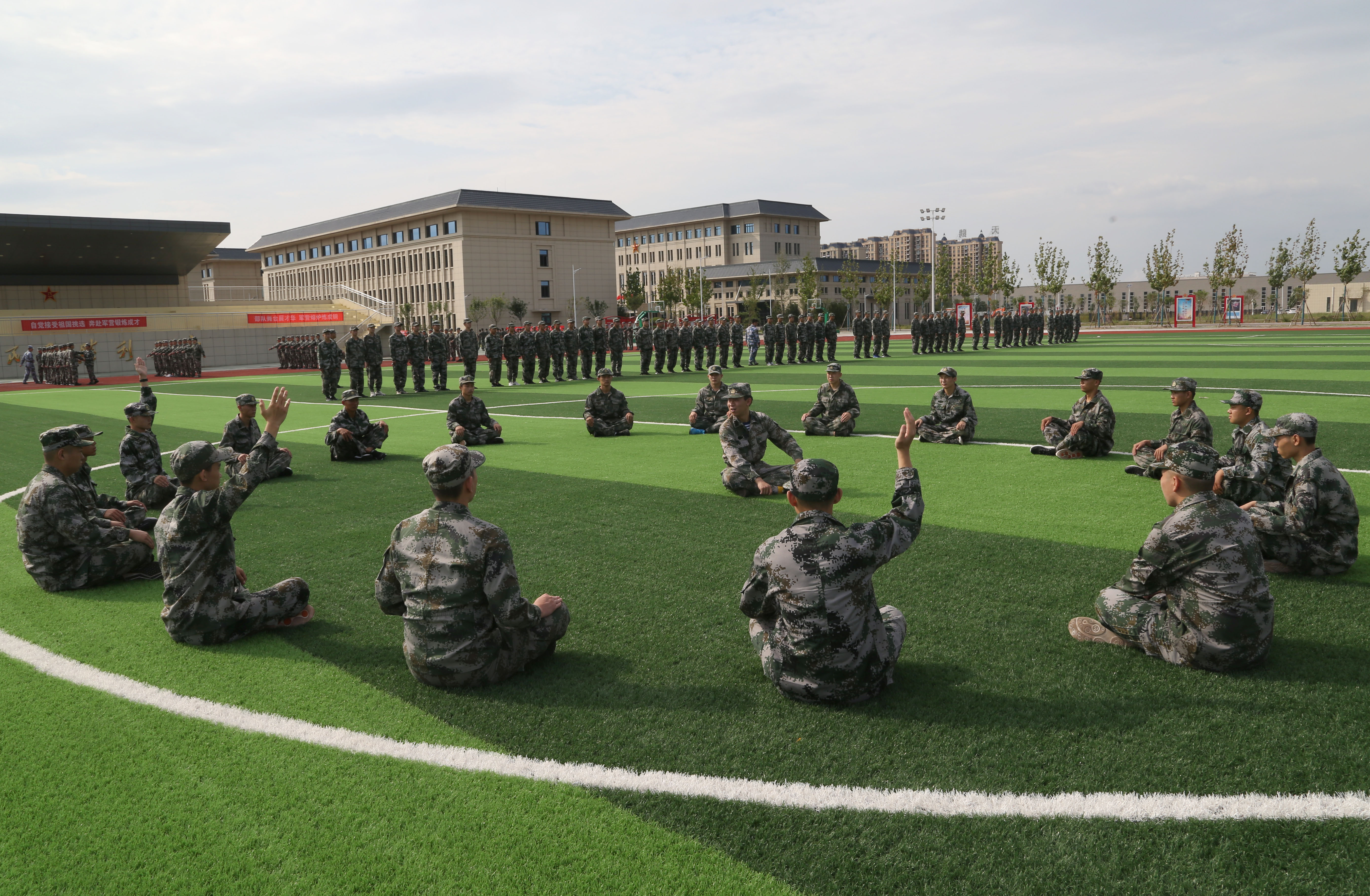 河北省沧州市大学生预定新兵服役前训练热情高