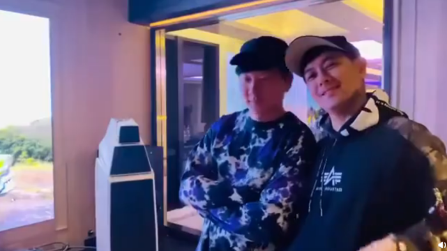 周杰倫與女兒坐豪車同框，5歲小周週紮馬尾穿皮衣，時尚感十足