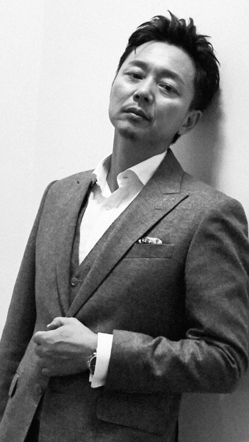 两段婚姻失败后，他独自抚养两个孩子，50岁后开