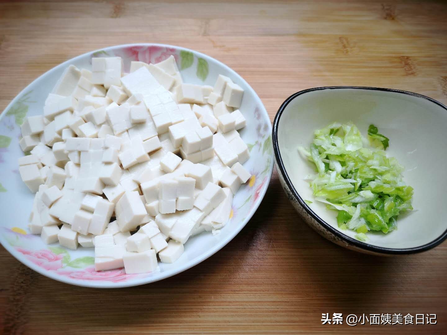 This soup is often cooked with tofu in autumn. It has a smooth taste and is light and nourishes the stomach. It is a bowl of nutrition and comfort in cold weather.