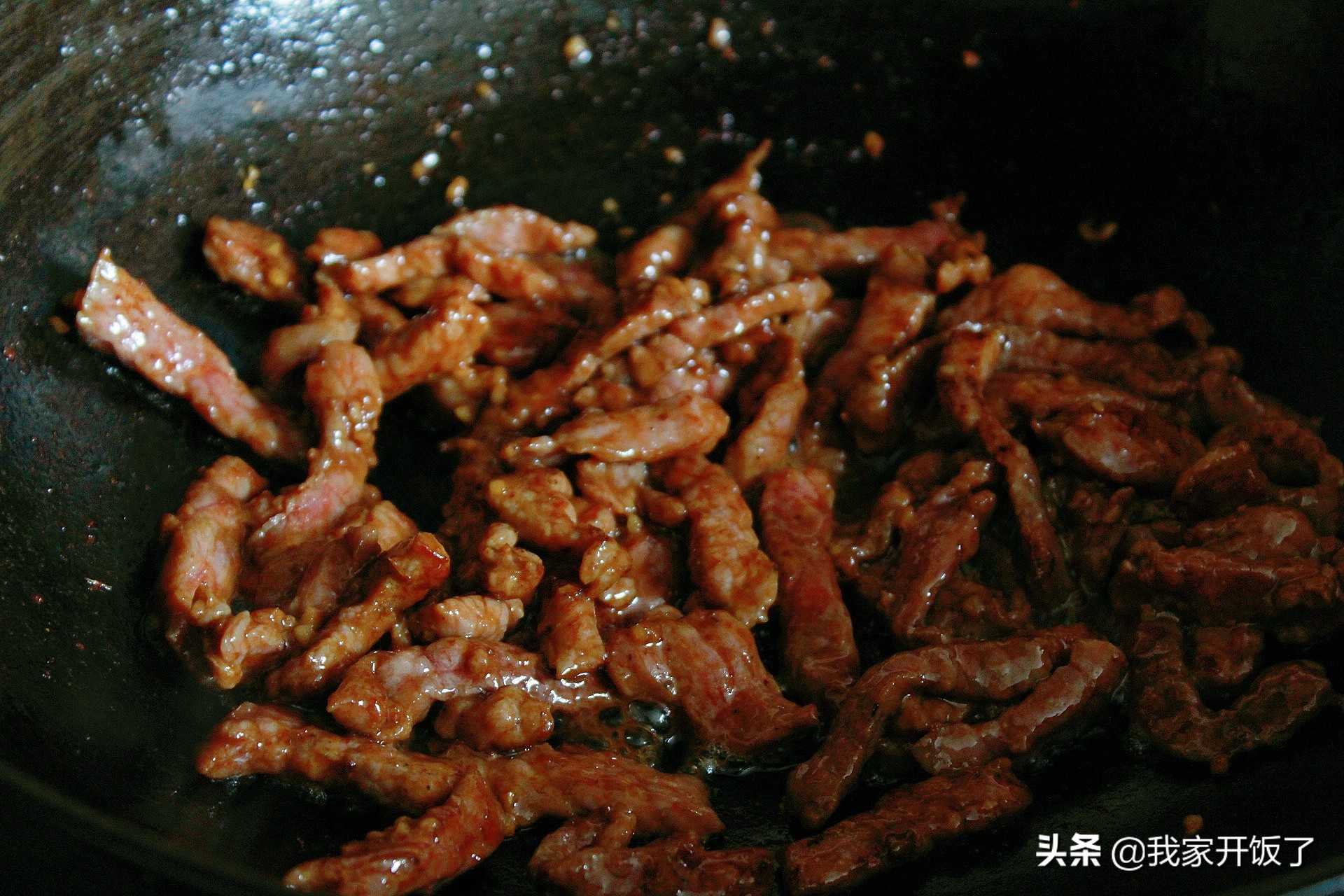 Stir-fried Beef Tenderloin with Hang Pepper. Learn to cook it. The beef tenderloin is tender and tasty without getting old. The skills are all here