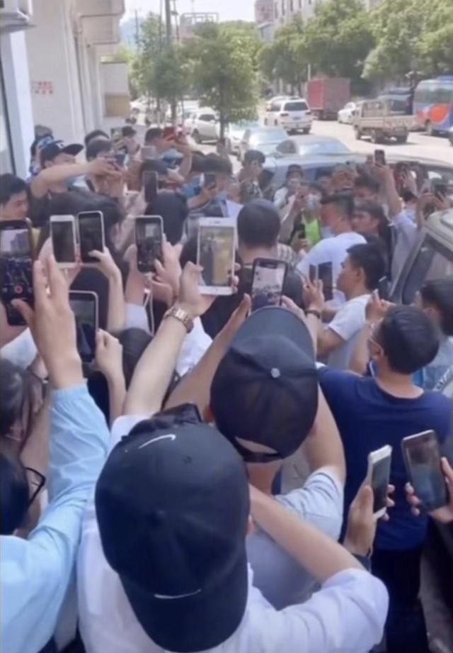 李现发文怼跟拍，八卦媒体回怼，曝现场视频说