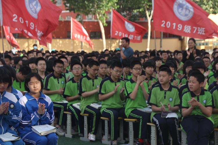 “清华馒头神”来邯郸临漳四中作励志报告，他是农民，逆袭成学霸