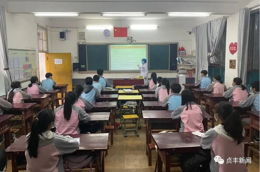 贞丰25所初中9308名高三初三班级学员迈入开学第一课