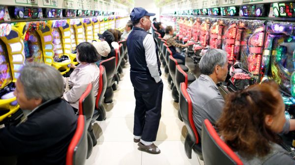 感染也要玩！“日式封城”下的柏青哥店與政府展開攻防戰