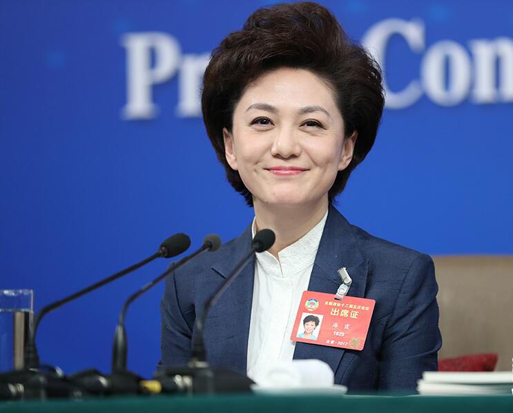 央視國臉海霞：21歲進央視成為新聞主持人，嫁給清華教授幸福美滿