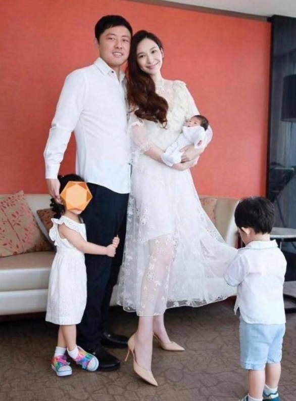吴佩慈罕带娃逛街，出行没保镖穿过时风衣，未婚7年拼四胎获40亿