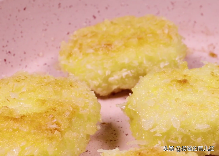 Fresh, fragrant and tender potato and chicken patties, simple cooking, nutritious and delicious, children's favorite parenting food supplement