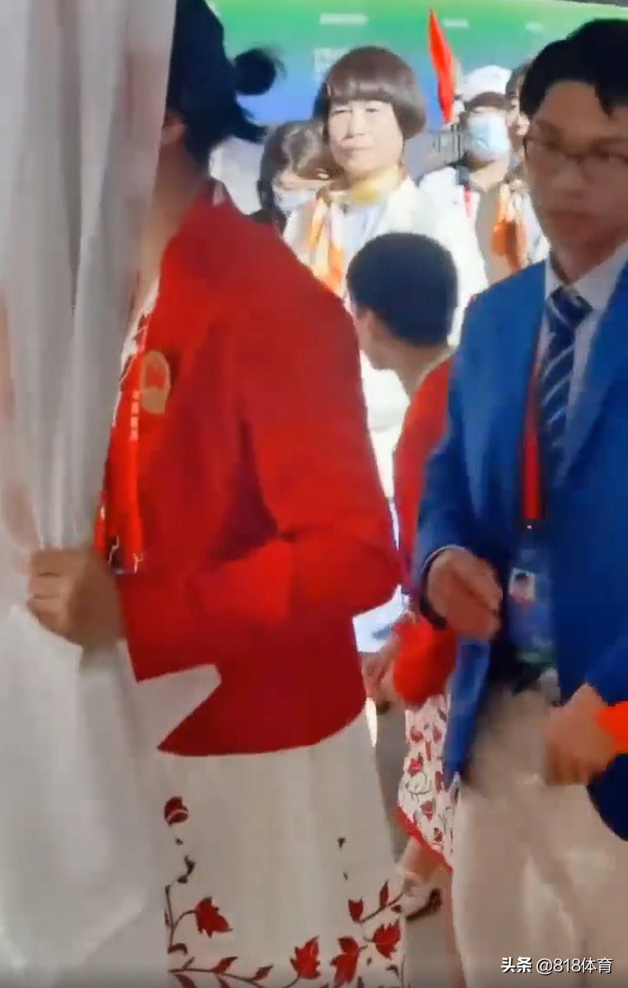 可爱!全红婵开幕式候场小姐姐喊:我妈妈可喜欢你了!红姐点头鞠躬
