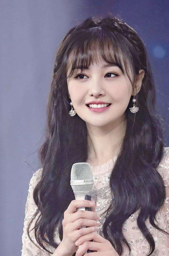 乔欣上大学17岁，肖战上大学19岁，看到郑爽！网