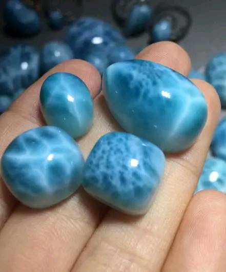 女子家中发现一些蓝色石头，本以为鹅卵石，专家这样说！